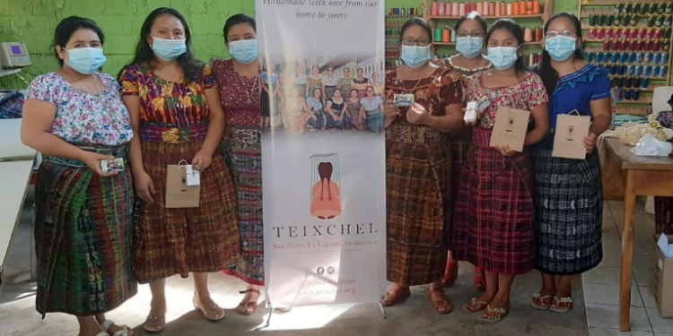 Mujeres guatemaltecas apoyadas por Good Neighbors para enriquecer tejidos y artesanías