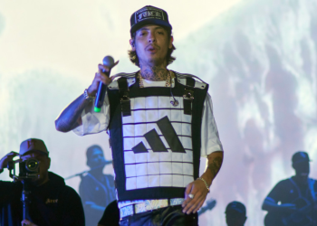 Multa millonaria a un cantante de 'corridos tumbados' por repertorio en un concierto en México