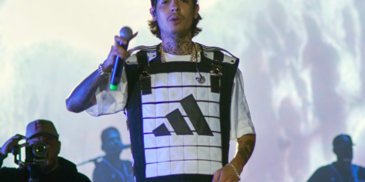 Multa millonaria a un cantante de 'corridos tumbados' por repertorio en un concierto en México