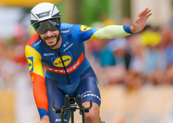 Multan a un ciclista por besar a su esposa en el Tour de Francia