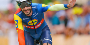 Multan a un ciclista por besar a su esposa en el Tour de Francia