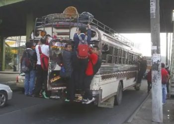 Multas severas para autobuses extraurbanos por sobrecarga en la capita