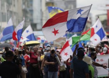 Multitudinaria marcha de protesta en Panamá contra licencia para explotar una mina de cobre