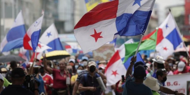 Multitudinaria marcha de protesta en Panamá contra licencia para explotar una mina de cobre
