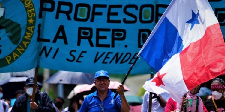 Multitudinaria protesta en Panamá exige derogación de contrato minero canadiense