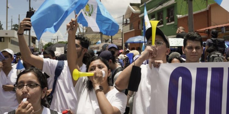 Multitudinarias marchas exigen la renuncia de funcionarios judiciales por corrupción