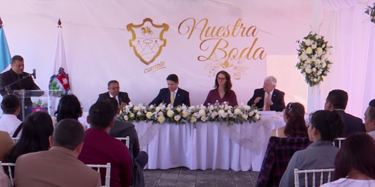 Municipalidad capitalina celebra boda colectiva, 51 parejas contraen matrimonio