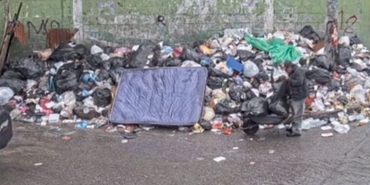 Municipalidad capitalina erradica un basurero clandestino en la zona 5
