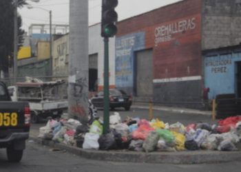 Municipalidad capitalina impone 2,300 multas por tirar basura en calles con ayuda de bocinas inteligentes
