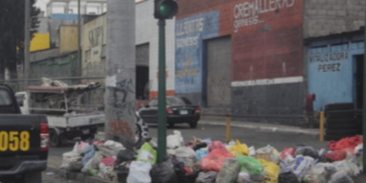 Municipalidad capitalina impone 2,300 multas por tirar basura en calles con ayuda de bocinas inteligentes