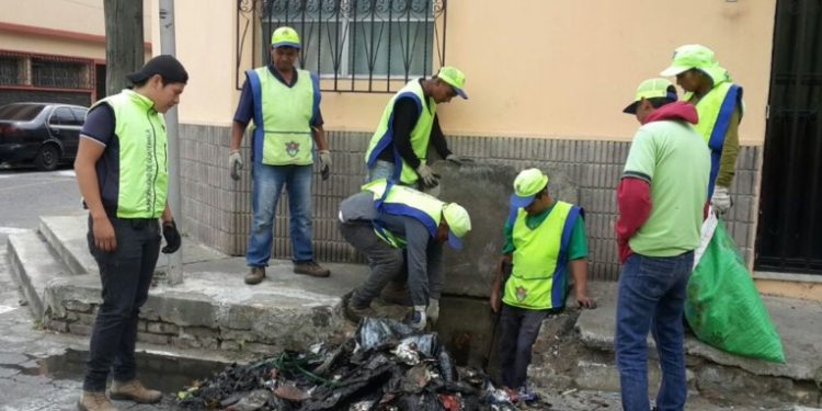 Municipalidad de Guatemala trabaja en la limpieza de tragantes