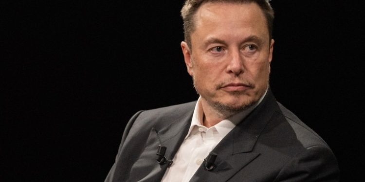 Musk publica y luego borra una broma en X y ahora es investigado