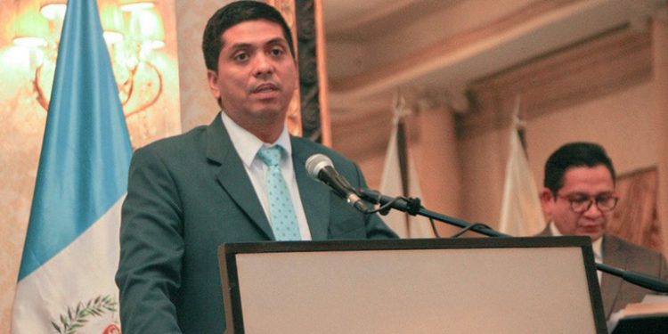 Mynor Moto busca regresar al cargo de Juez, mientras solicita antejuicio contra Ericka Aifan