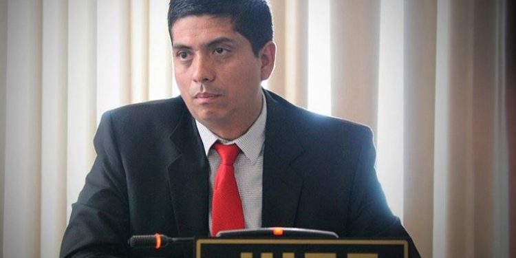 Mynor Moto continúa como juez