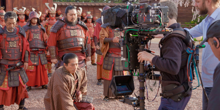 Netflix pagó millones de dólares a un cineasta que los gastó en acciones y cripto en vez de crear una serie