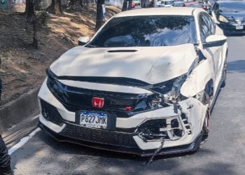 Neumáticos se desprenden de un camión en el Periférico, zona 7