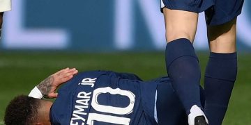 Neymar pasará por el quirófano y dice adiós a la temporada