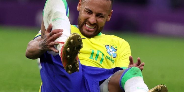 Neymar sufre ruptura de ligamento cruzado y de menisco en su rodilla izquierda