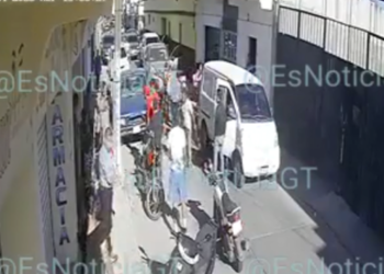 Niña se atraviesa la calle y es atropellada por microbús en Jalapa