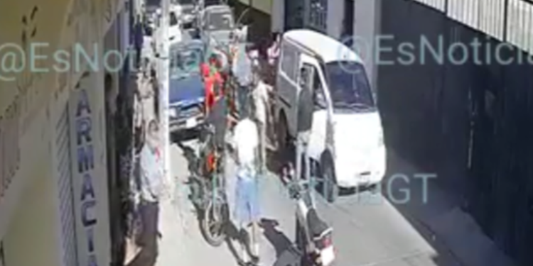 Niña se atraviesa la calle y es atropellada por microbús en Jalapa