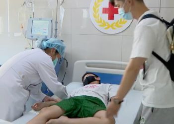 Niño chino dona 30 viales de sangre y se somete a un trasplante de médula ósea para salvar a su madre con leucemia