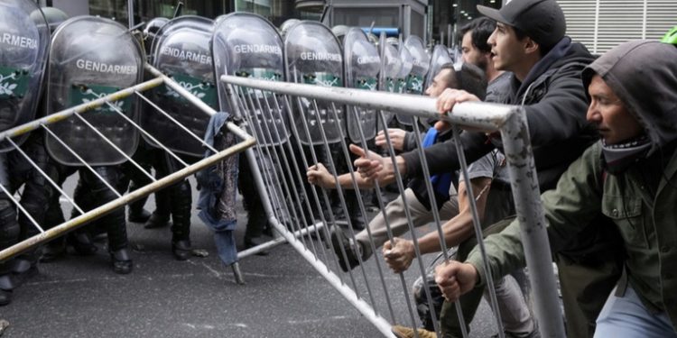 Niños y ancianos entre las víctimas de la represión en la protesta frente al Congreso argentino