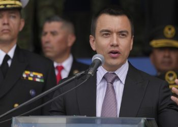 Noboa recula y cambia propuesta de subida del IVA en Ecuador