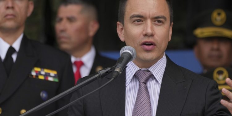 Noboa recula y cambia propuesta de subida del IVA en Ecuador