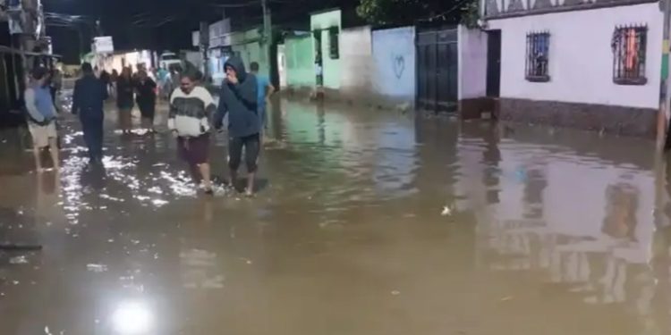 Noche de angustia en Guatemala: evacuaciones por inundaciones