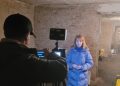 Noticieros en Ucrania transmiten la guerra desde refugios antiaéreos