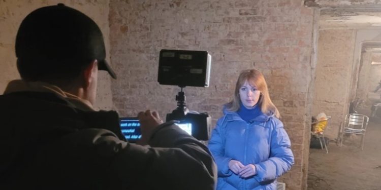 Noticieros en Ucrania transmiten la guerra desde refugios antiaéreos