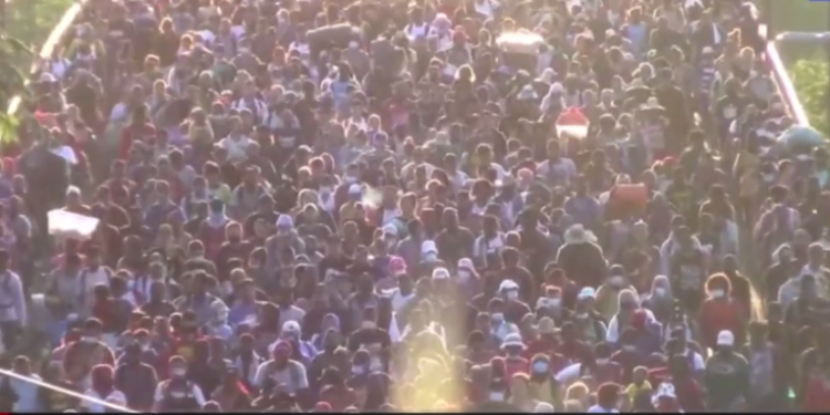 Nueva caravana avanza por Veracruz agudizando la crisis migratoria en México