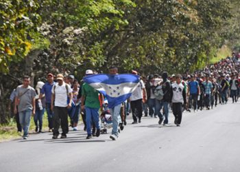 Nueva caravana de migrantes hondureños busca entrar a Guatemala