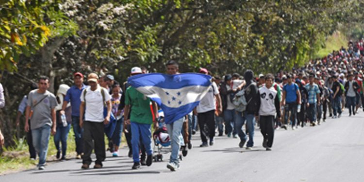 Nueva caravana de migrantes hondureños busca entrar a Guatemala