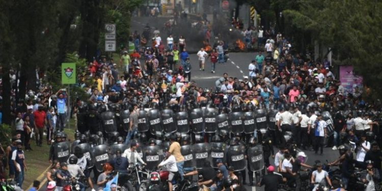 Nueva jornada de protestas : ciudadanos se manifiestan en diversos puntos