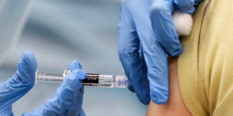 Nueva ley de vacunación entra en vigencia tras ser sancionada por el presidente Arévalo