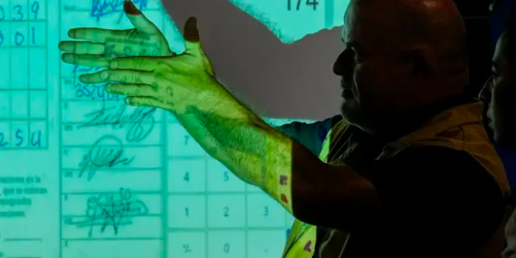 Nueva suspensión de resultados electorales.