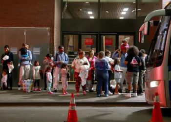 Nueva York demanda a compañías que transportan migrantes