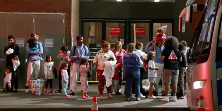 Nueva York demanda a compañías que transportan migrantes