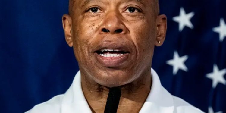 Nueva York está desbordada, dice su alcalde a migrantes