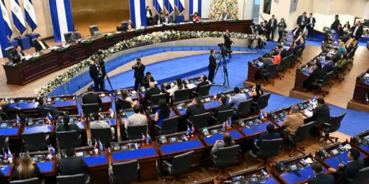 Nuevo Congreso dominado por oficialismo asume en El Salvador