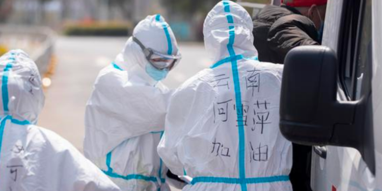 Nuevo estudio apunta a que el primer caso conocido de COVID-19 fue un vendedor en el mercado de Wuhan.