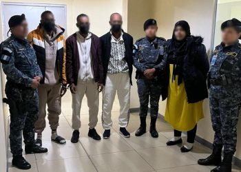 Nuevo incidente en el Aeropuerto la Aurora: interceptan a 4 sudaneses con visas falsas