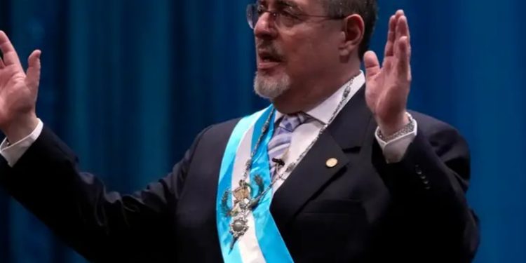 Nunca más el autoritarismo, proclama Bernardo Arévalo