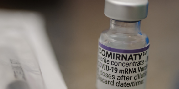 Observan que la variante ómicron de coronavirus es más transmisible que la delta entre las personas vacunadas