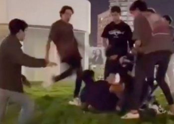 Ocho hombres le propinan una brutal paliza a un joven en México
