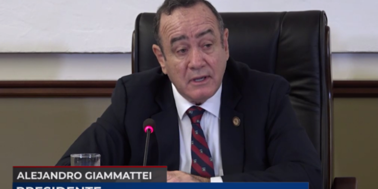 Ofrecen 2 mil 500 becas para estudiantes y profesionales de escasos recursos