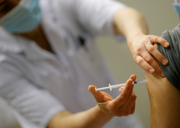 Â¡Oh la La! Médicos franceses inyectan a 140 pacientes con solución salina normal en lugar de la vacuna Pfizer (por error)