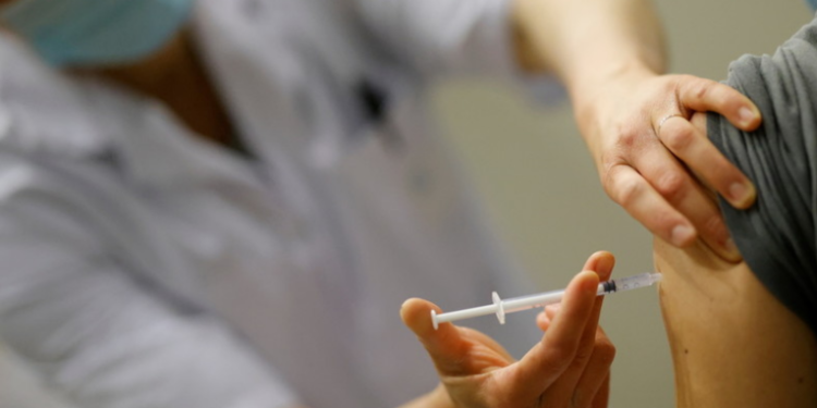 Â¡Oh la La! Médicos franceses inyectan a 140 pacientes con solución salina normal en lugar de la vacuna Pfizer (por error)