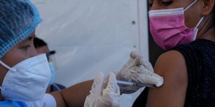 OMS aprueba primera vacuna anticovid elaborada en Latinoamérica